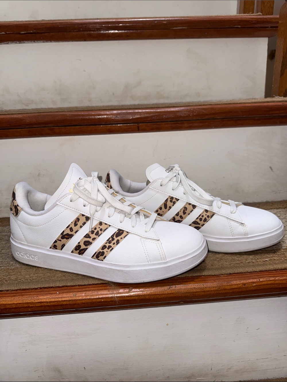 Adidas Grand Court 2.0
Cloud White Magic Beige Matte Gold (Women's)
Size 9 1/2 - Picture 2 of 10